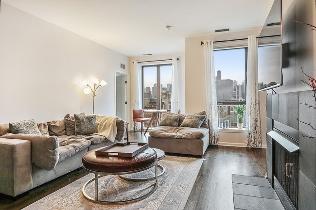 Building Photo - Luxury penthouse 2bd 1bth in Old Town