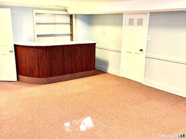 Building Photo - 302 Quaker Ln N