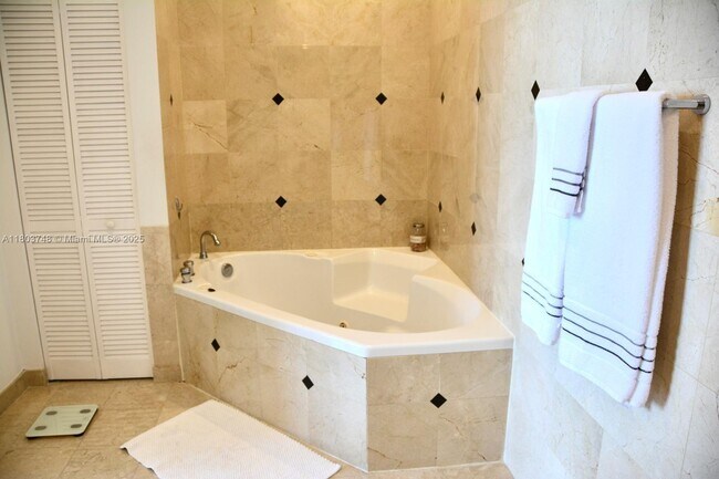 Building Photo - 848 Brickell Key Dr