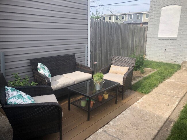 Building Photo - One Block From The Avenue! Perfect 2-Bedro...