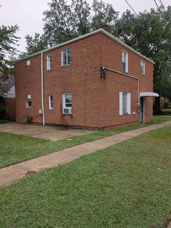 Building Photo - Spacious 5BR 2BA SFR w/ In-Unit W/D • Off Street Parking in Euclid