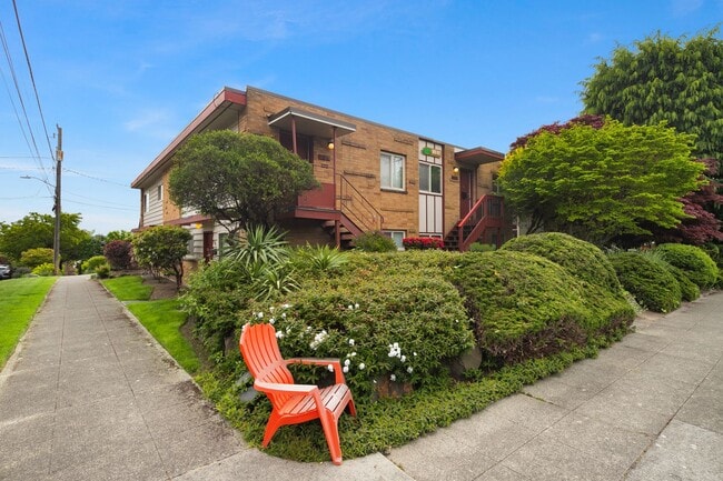 Building Photo - 2 Bed 1 Bath at Linden West!