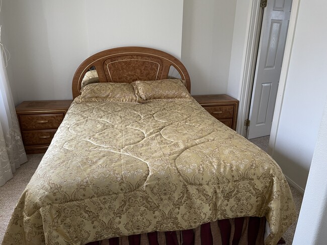 Queen bed - 1515 Ransom Rd