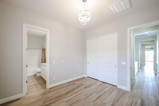 Building Photo - 1424 E Pedro Rd