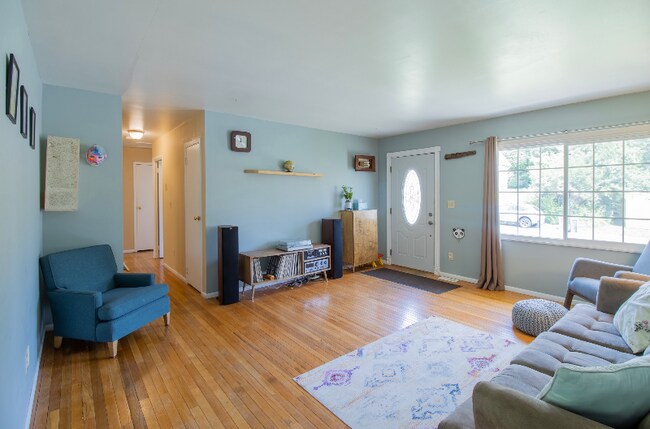 Building Photo - 911 W Briarcliff Dr