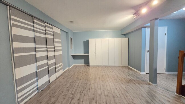 Building Photo - Beautiful Newington Forest Townhome