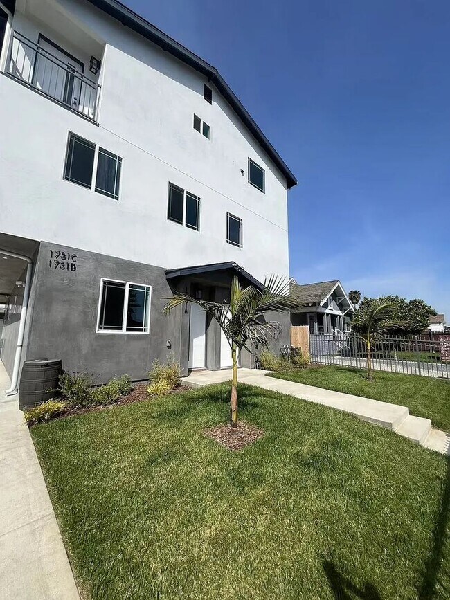 Building Photo - 1731 E 68th St