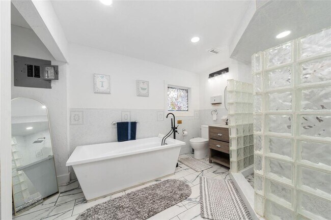 Building Photo - 711 Briarcliffe St