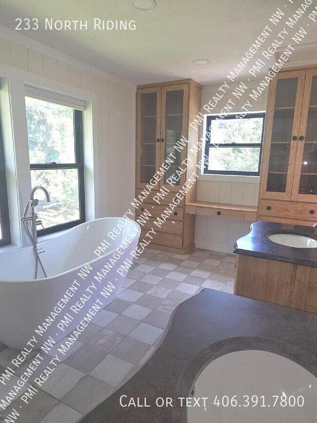 Building Photo - 233 North Riding-