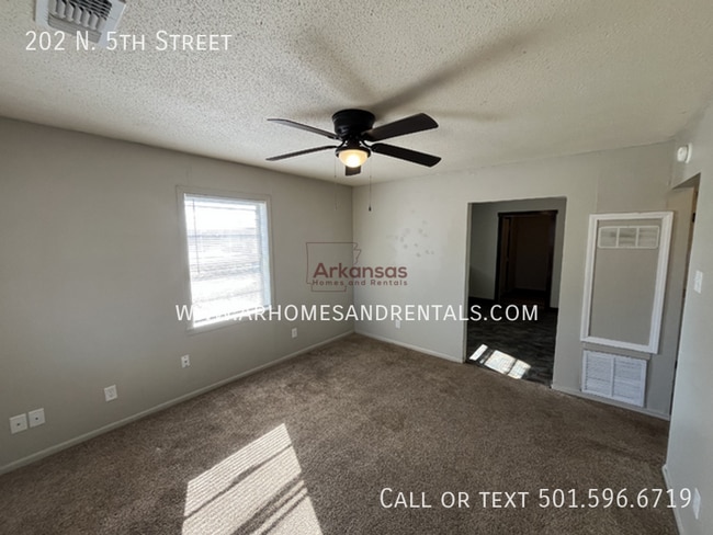 Building Photo - 202 N 5th St