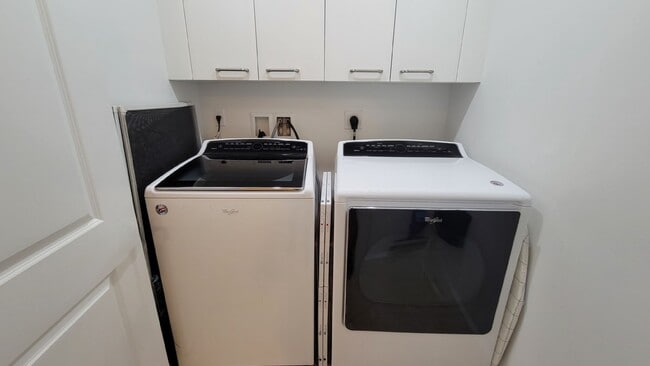 Building Photo - Luxury Apartment Right On The Beach In Lauderdale By The Sea!!! Seasonal rental