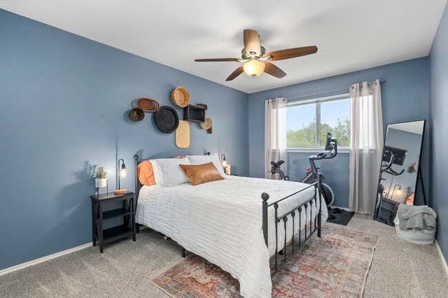 Building Photo - Stylish Townhome Living in Oak Creek