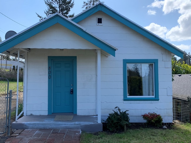 Primary Photo - Cute 1 bedroom Cottage on large lot