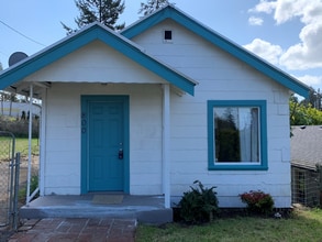 Building Photo - Cute 1 bedroom Cottage on large lot