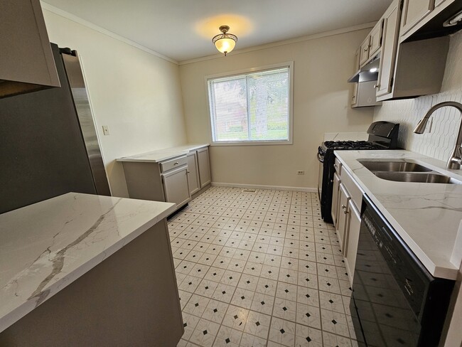 Building Photo - 2385 Goldfinch St