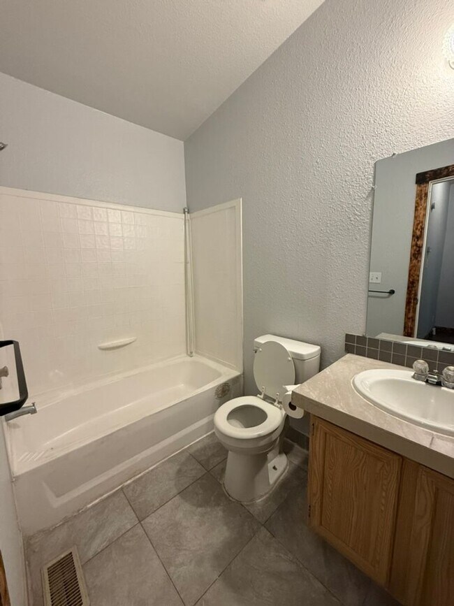 Building Photo - Newly Remodeled Home - Fully Fenced and Gated