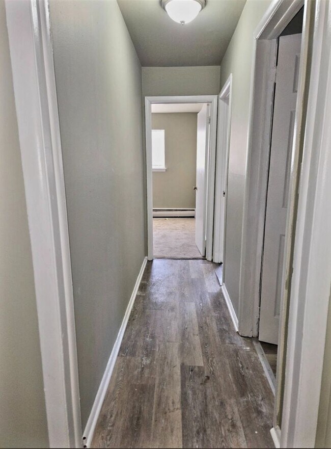 Building Photo - Large 2 bedrooms, 1 bathroom