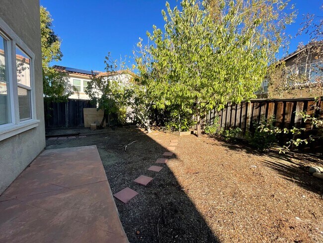 Building Photo - STUNNING SPACIOUS 5 BEDROOM HOME IN CONCOR...