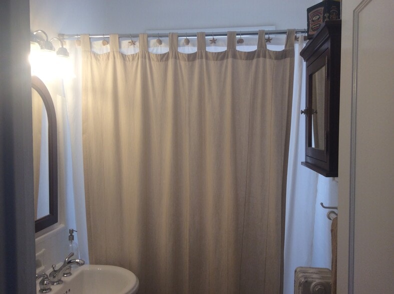 Bathroom - 1011 Hull Terrace