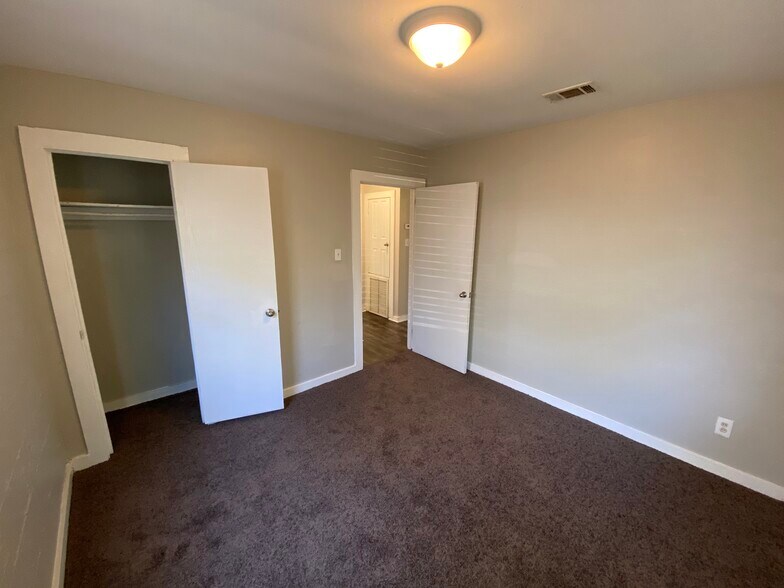 Building Photo - 1557 Van Dorn St