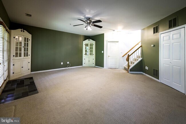 Building Photo - 1156 Regal Oak Dr