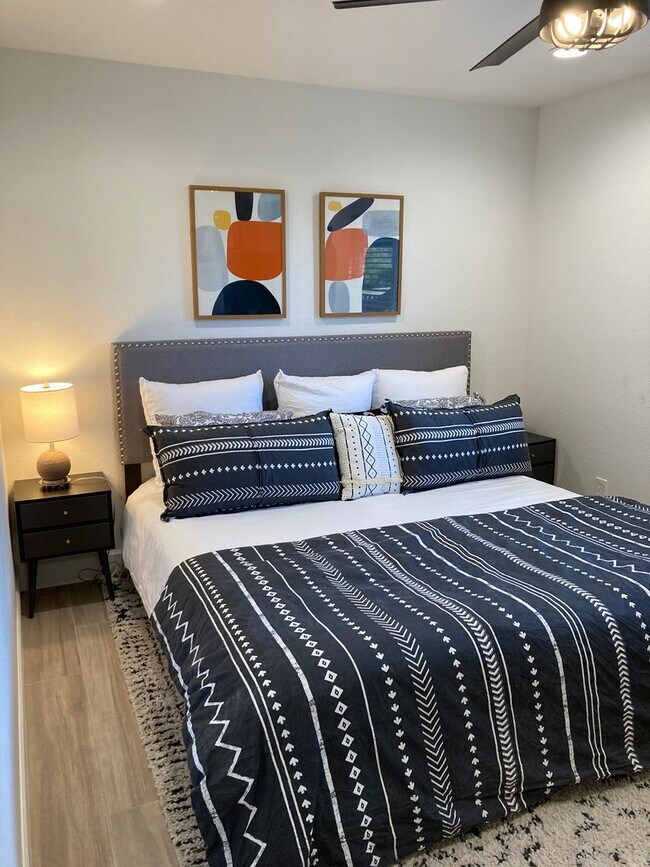 Building Photo - Gorgeous, modern, remodeled, furnished ren...