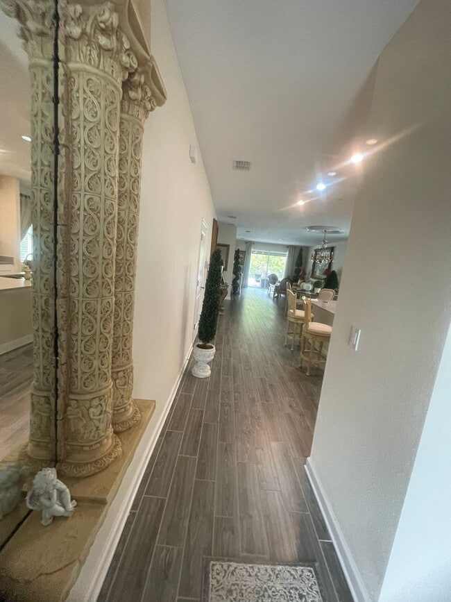 Building Photo - Beautiful, modern home for rent