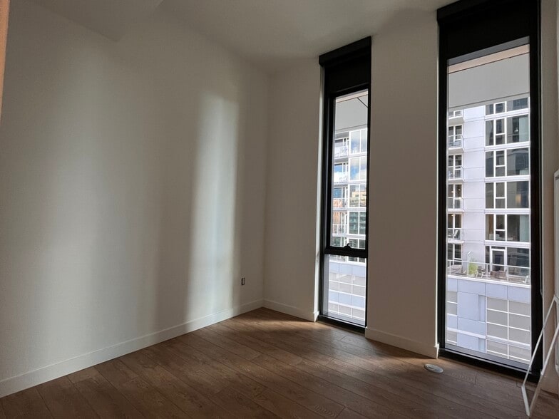 Building Photo - 841 W Monroe St