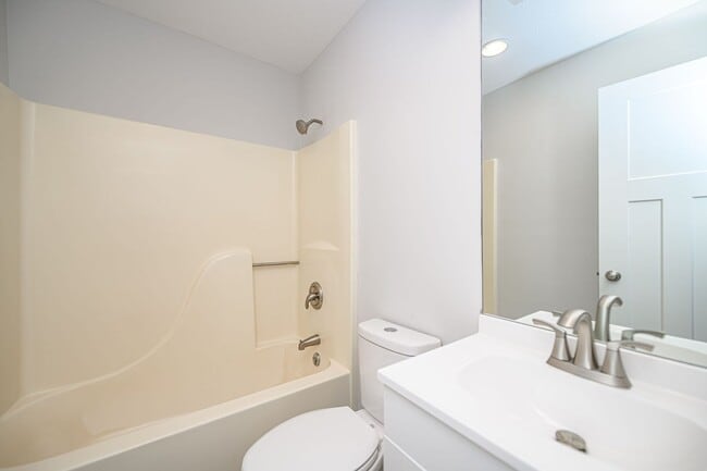 Building Photo - GEORGETOWN Duplex - SW Columbia – 3 Bed, 3...