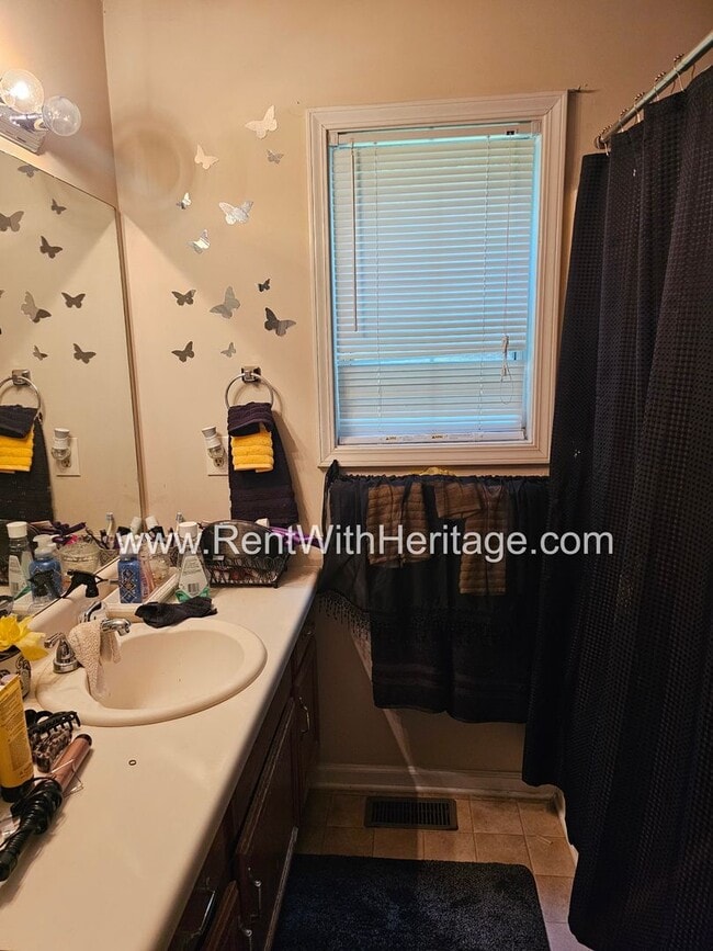 Building Photo - THIS HOME IS GORGEOUS!....ALL THE UPGRADES...