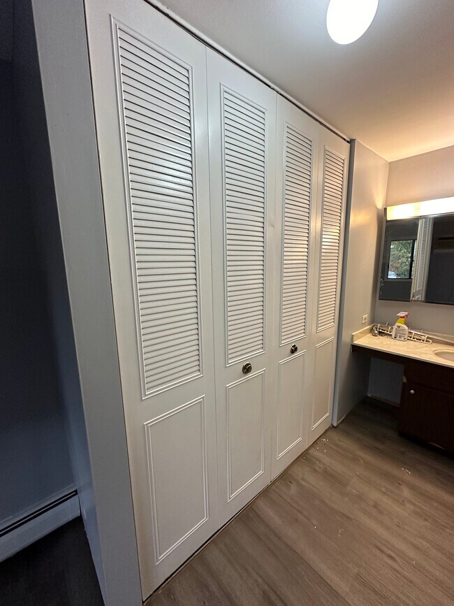 Building Photo - 2500 Bayside Dr