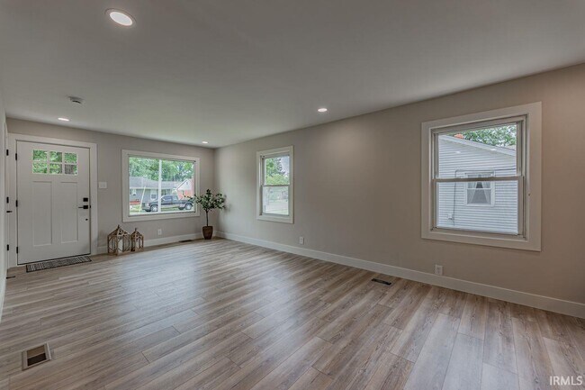 Building Photo - 1628 E Blackford Ave