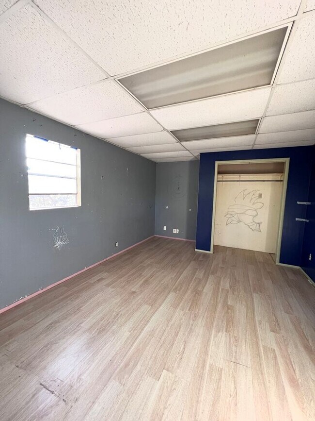 Building Photo - 2 Bedroom On Nicely Sized Lot
