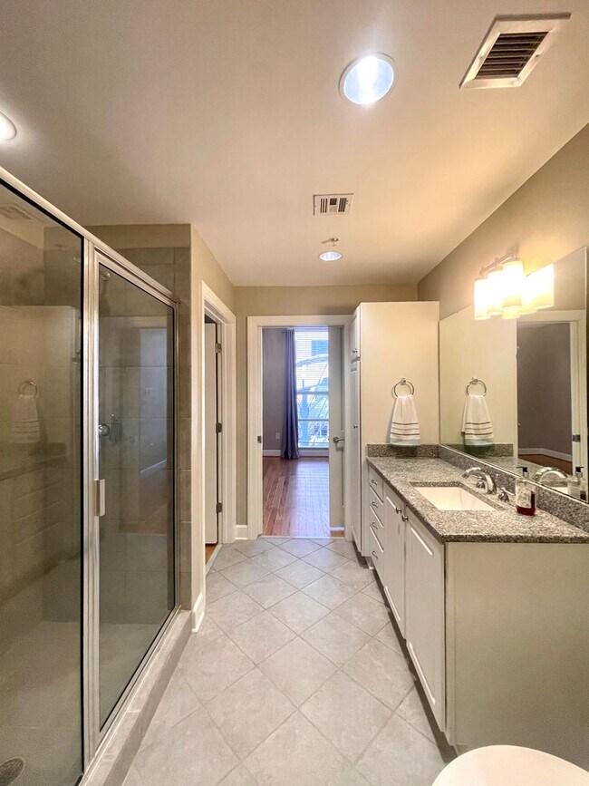 Building Photo - Beautiful 1 bedroom condo with amenities galore!