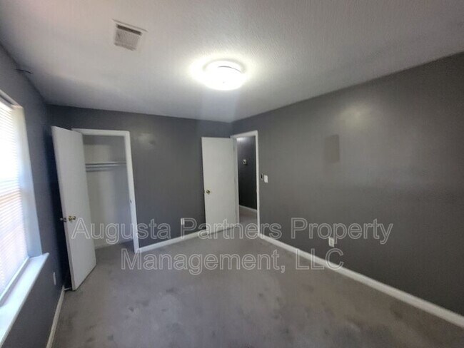 Building Photo - 1846 S Barton Dr