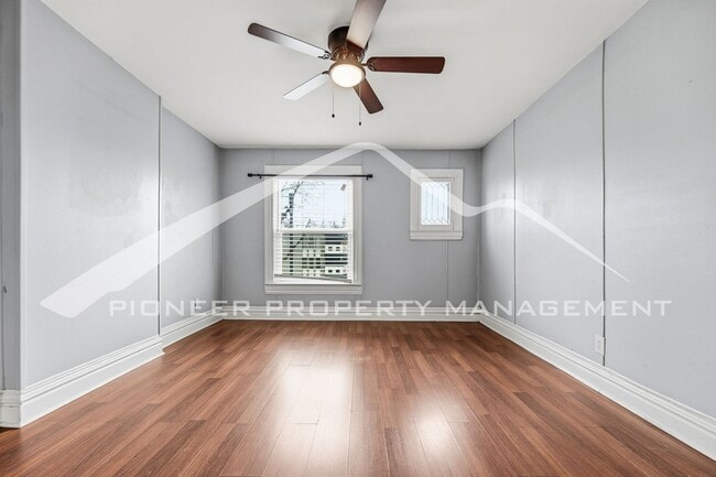 Building Photo - Charming Townhouse with Central AC and Great Location!