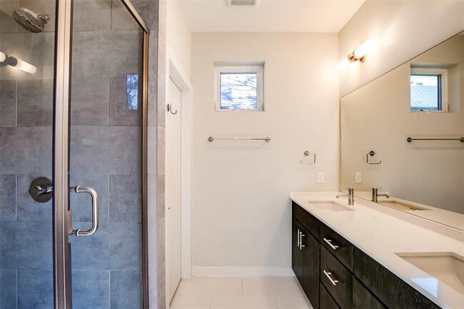 Building Photo - 3211 Aldwyche Dr