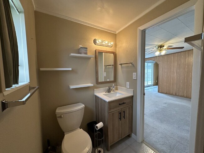 Building Photo - "Charming 3-Bed, 2-Bath in North Port!"