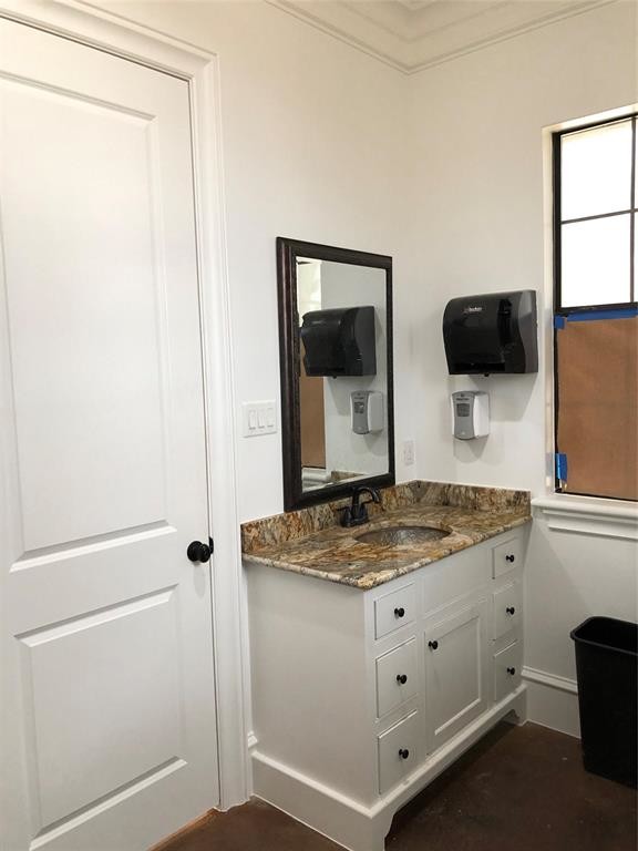 Building Photo - 5606 Old Greenhouse Rd