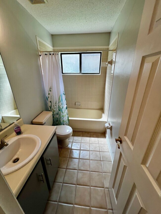 Building Photo - 3/2 with fenced in yard!