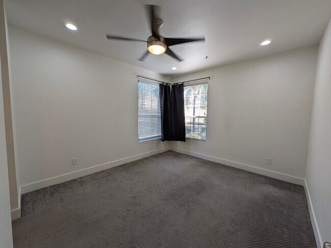 Building Photo - 2 Bedroom 2 Bathroom Condo in the Heart of Canyon Crest, Riverside!