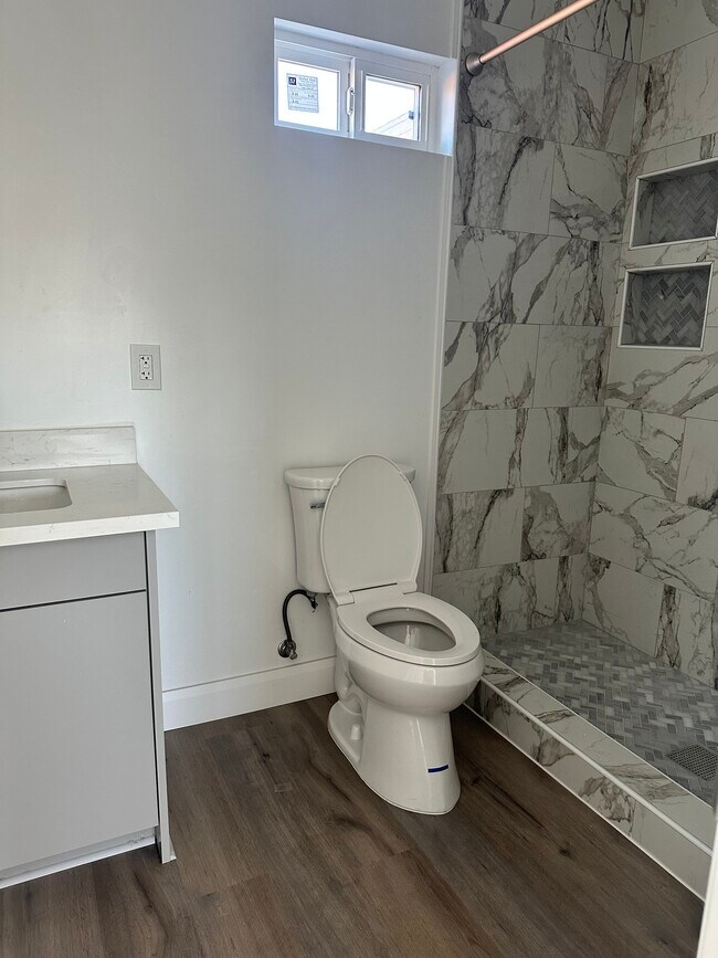 Bathroom - 17 Oxford St