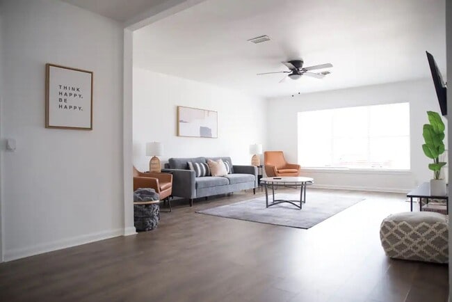 Building Photo - Fully Renovated 2x1 in a fabulous location!