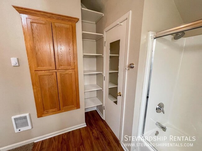 Building Photo - 1472 E 19th Ave