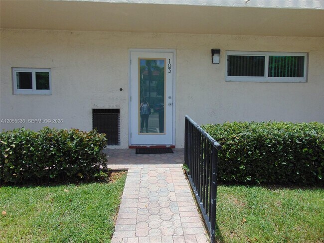 Building Photo - 9811 N Hollybrook Lake Dr