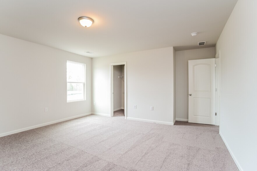 Building Photo - 4037 Lake Russell Dr