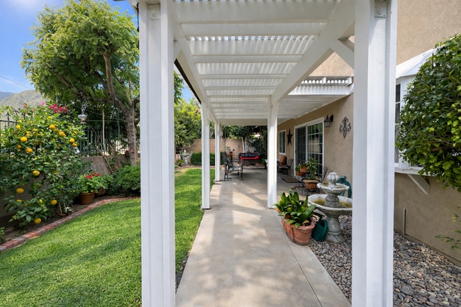 Building Photo - 1829 Mirador Dr