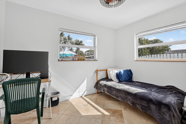 Building Photo - 4540 SW 28th Terrace