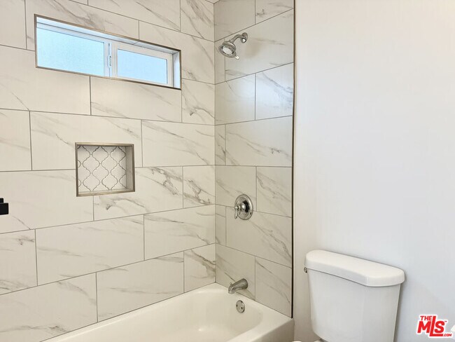 Building Photo - 384 Hargrave St