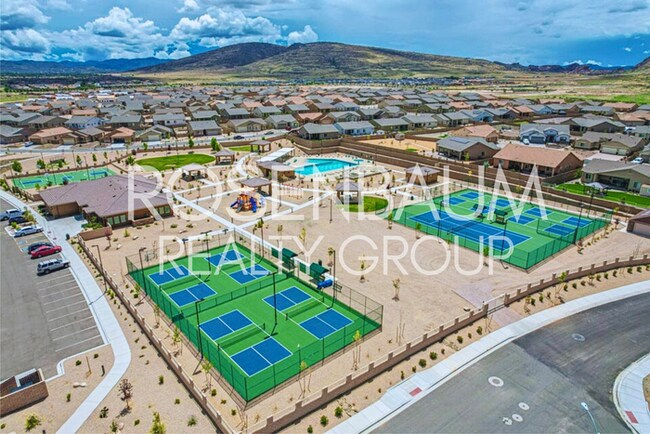 Building Photo - Gorgeous 3-bedrooms, 2-baths home in the b...